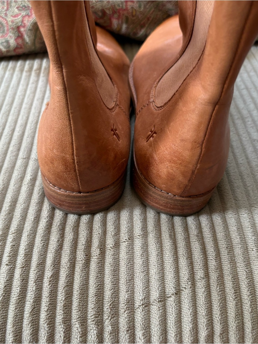 FRYE Ladies Hank Chelsea Boot Tan Brown Leather - 7 - Picture 6 of 9